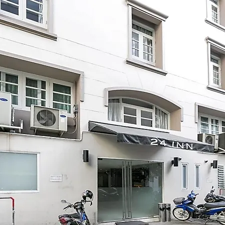 24 Inn At Bts Phrom Phong