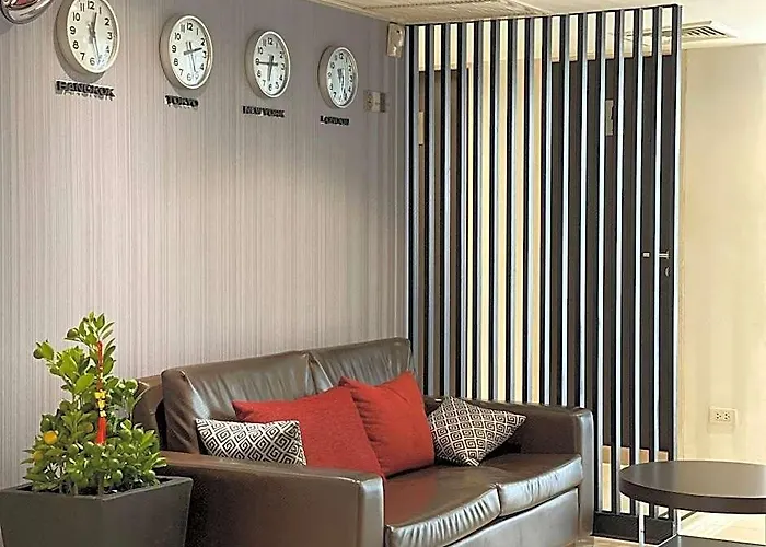 Отель 24 At Bts Phrom Phong 3*