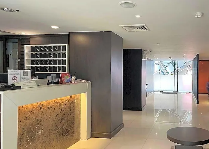 24 At Bts Phrom Phong Отель