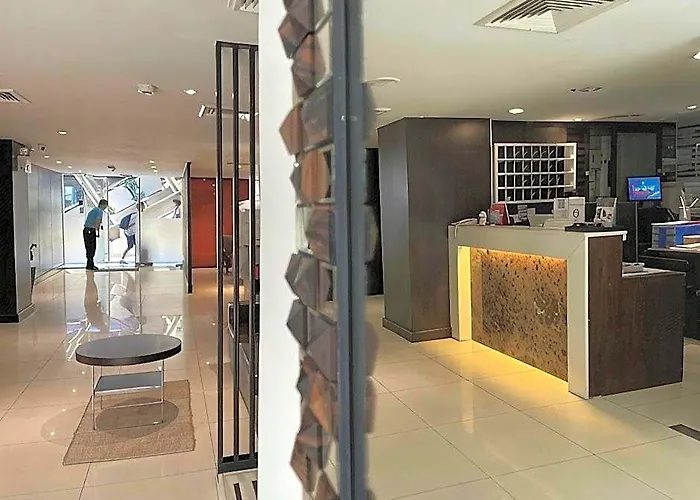 24 At Bts Phrom Phong Отель Бангкок