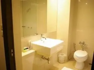 24 At Bts Phrom Phong Бангкок