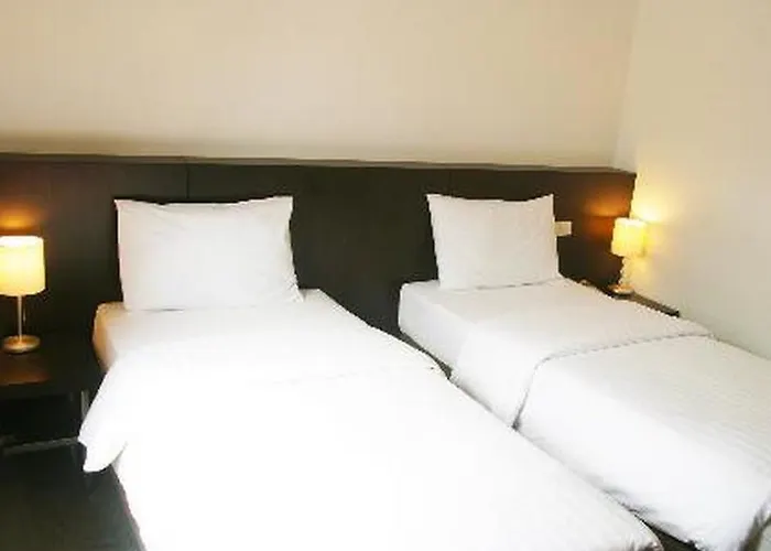 24 At Bts Phrom Phong Отель Бангкок