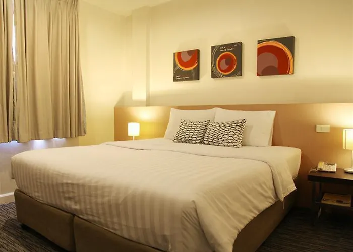 24 At Bts Phrom Phong Отель