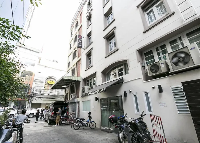 24 At Bts Phrom Phong Hotel
